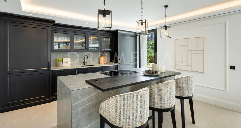 Villa contemporaine de 6 chambres à Nueva Andalucía avec vue mer, piscine privée, spa, salle de sport et design signé Francisco Martinez Galvan