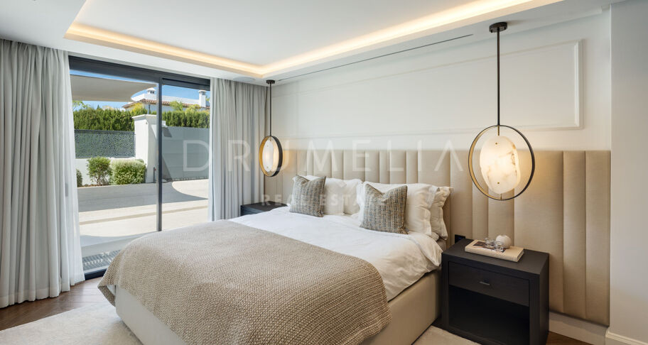 Villa contemporaine de 6 chambres à Nueva Andalucía avec vue mer, piscine privée, spa, salle de sport et design signé Francisco Martinez Galvan