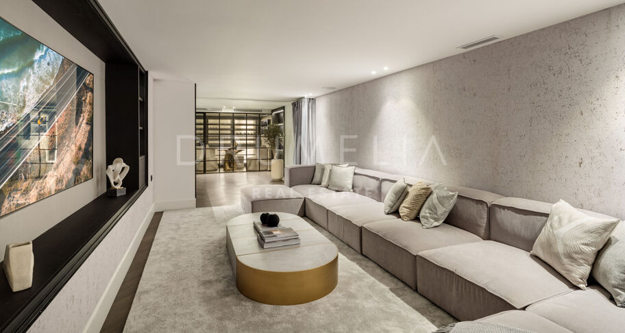 Villa contemporaine de 6 chambres à Nueva Andalucía avec vue mer, piscine privée, spa, salle de sport et design signé Francisco Martinez Galvan
