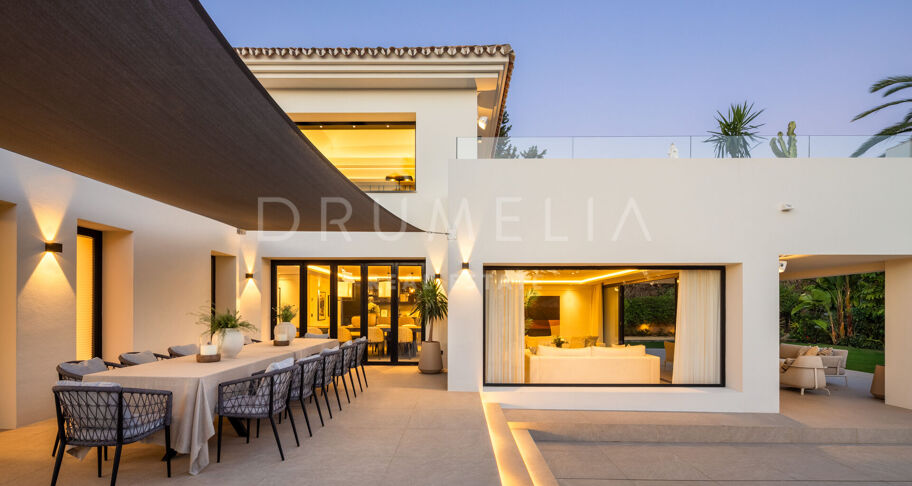 Villa contemporaine de 6 chambres à Nueva Andalucía avec vue mer, piscine privée, spa, salle de sport et design signé Francisco Martinez Galvan