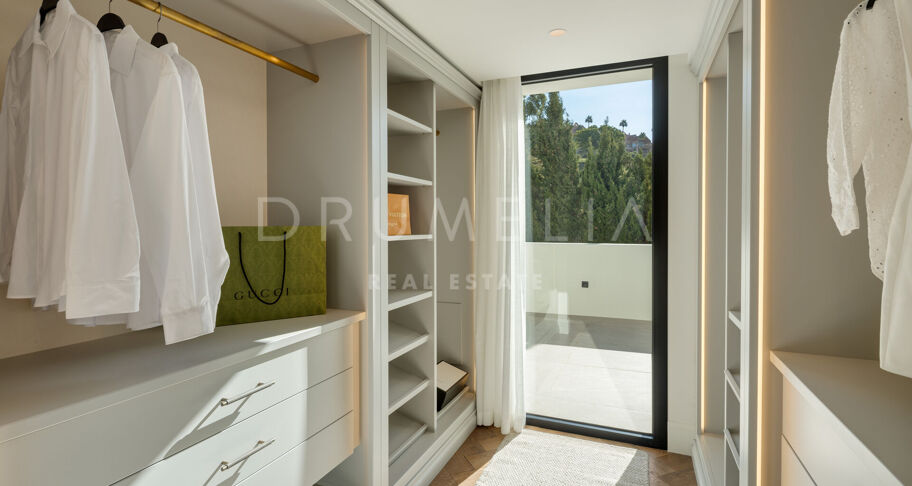 Villa contemporaine de 6 chambres à Nueva Andalucía avec vue mer, piscine privée, spa, salle de sport et design signé Francisco Martinez Galvan