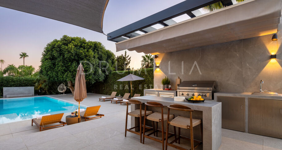 Villa contemporaine de 6 chambres à Nueva Andalucía avec vue mer, piscine privée, spa, salle de sport et design signé Francisco Martinez Galvan