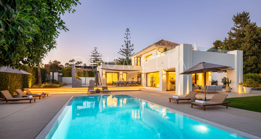 Villa contemporaine de 6 chambres à Nueva Andalucía avec vue mer, piscine privée, spa, salle de sport et design signé Francisco Martinez Galvan