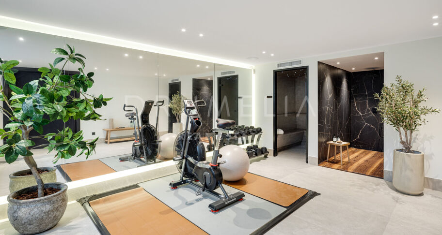 Villa contemporaine de 6 chambres à Nueva Andalucía avec vue mer, piscine privée, spa, salle de sport et design signé Francisco Martinez Galvan