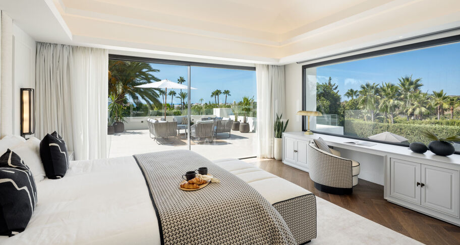 Villa contemporaine de 6 chambres à Nueva Andalucía avec vue mer, piscine privée, spa, salle de sport et design signé Francisco Martinez Galvan