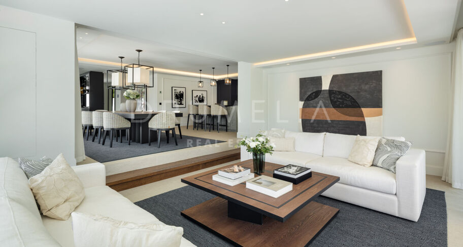 Villa contemporaine de 6 chambres à Nueva Andalucía avec vue mer, piscine privée, spa, salle de sport et design signé Francisco Martinez Galvan