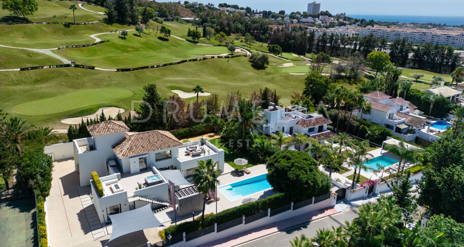 Villa contemporaine de 6 chambres à Nueva Andalucía avec vue mer, piscine privée, spa, salle de sport et design signé Francisco Martinez Galvan
