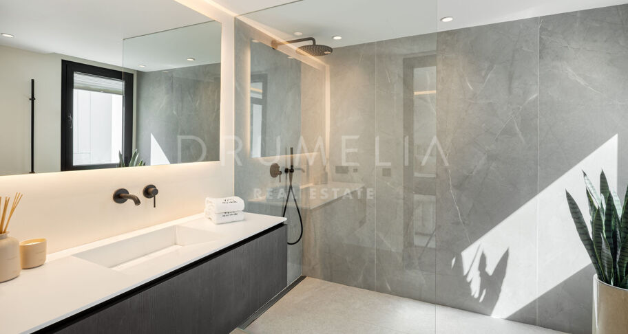 Villa contemporaine de 6 chambres à Nueva Andalucía avec vue mer, piscine privée, spa, salle de sport et design signé Francisco Martinez Galvan