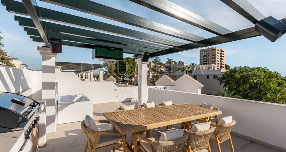 W pełni odnowiony, dwupoziomowy penthouse z trzema sypialniami i solarium w Aloha Gardens, Nueva Andalucía
