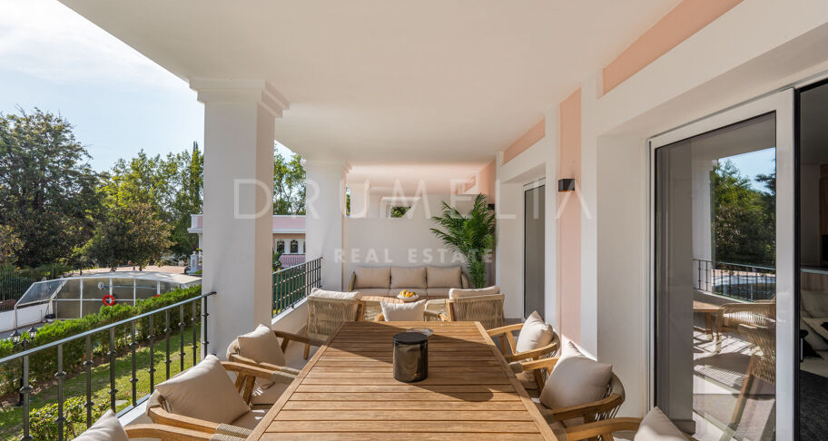 W pełni odnowiony, dwupoziomowy penthouse z trzema sypialniami i solarium w Aloha Gardens, Nueva Andalucía