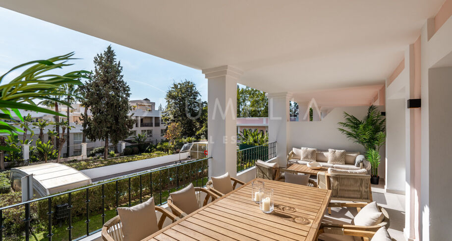 W pełni odnowiony, dwupoziomowy penthouse z trzema sypialniami i solarium w Aloha Gardens, Nueva Andalucía
