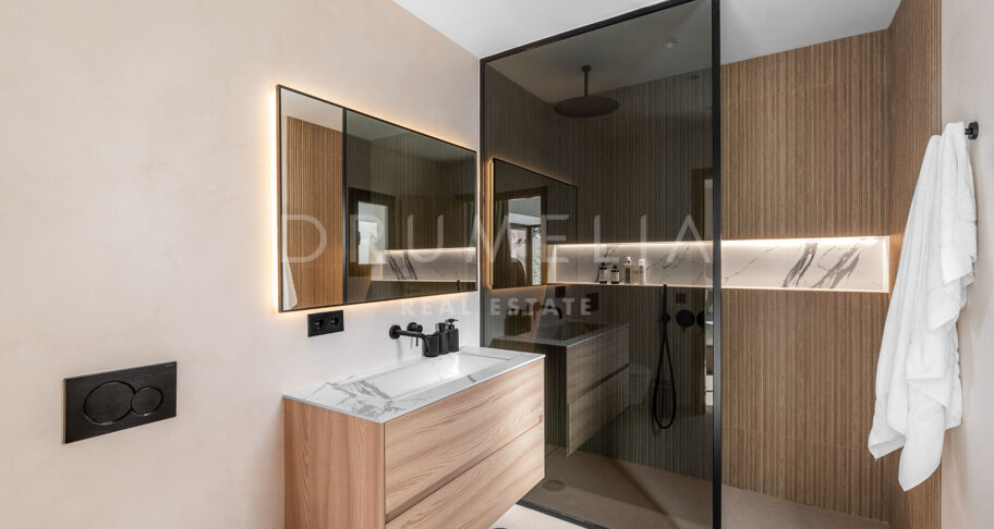 W pełni odnowiony, dwupoziomowy penthouse z trzema sypialniami i solarium w Aloha Gardens, Nueva Andalucía