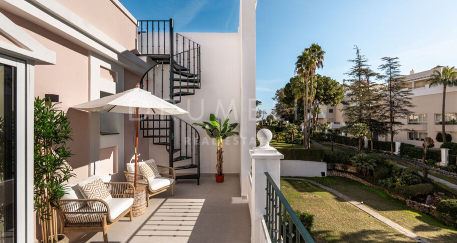 W pełni odnowiony, dwupoziomowy penthouse z trzema sypialniami i solarium w Aloha Gardens, Nueva Andalucía