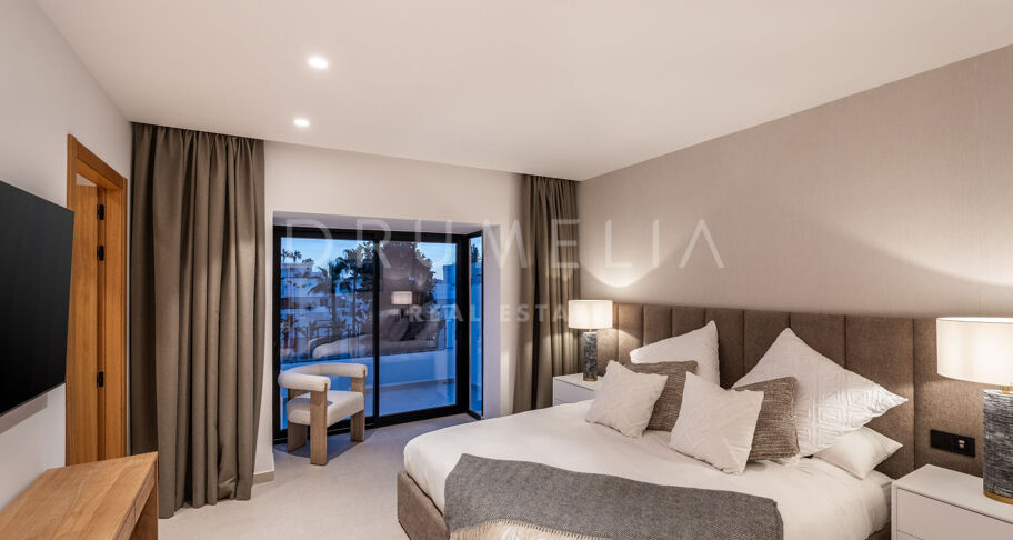 W pełni odnowiony, dwupoziomowy penthouse z trzema sypialniami i solarium w Aloha Gardens, Nueva Andalucía