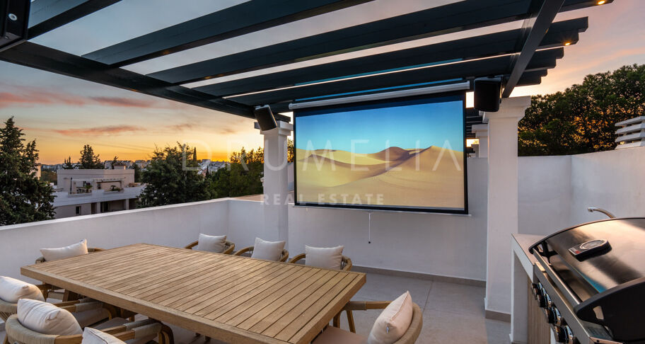W pełni odnowiony, dwupoziomowy penthouse z trzema sypialniami i solarium w Aloha Gardens, Nueva Andalucía