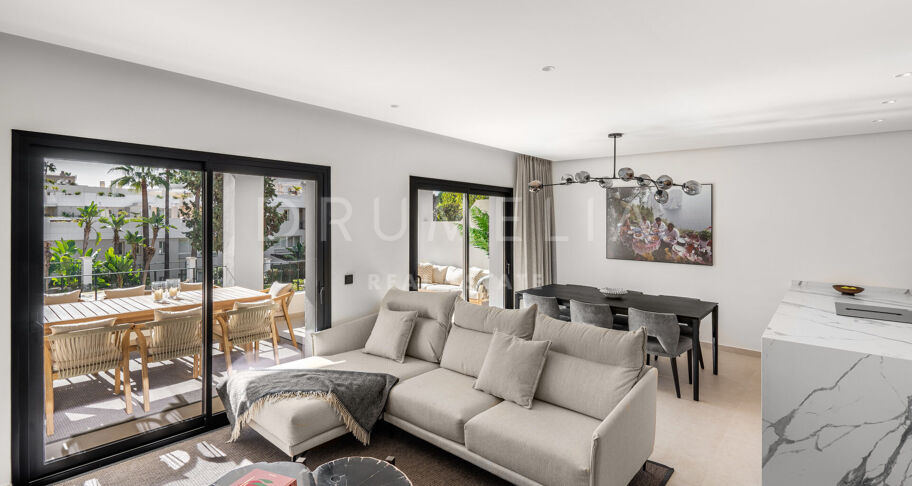 W pełni odnowiony, dwupoziomowy penthouse z trzema sypialniami i solarium w Aloha Gardens, Nueva Andalucía