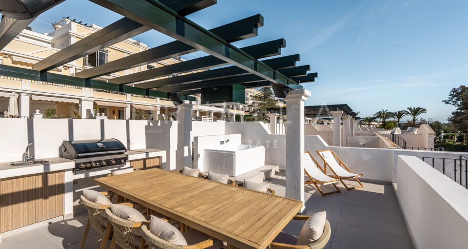 W pełni odnowiony, dwupoziomowy penthouse z trzema sypialniami i solarium w Aloha Gardens, Nueva Andalucía