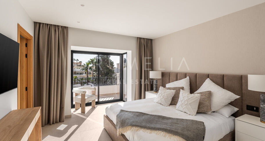 W pełni odnowiony, dwupoziomowy penthouse z trzema sypialniami i solarium w Aloha Gardens, Nueva Andalucía