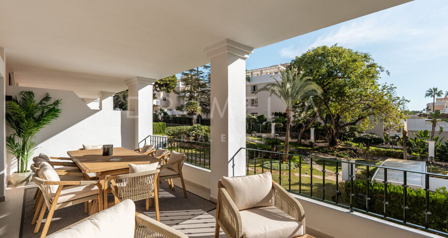 W pełni odnowiony, dwupoziomowy penthouse z trzema sypialniami i solarium w Aloha Gardens, Nueva Andalucía