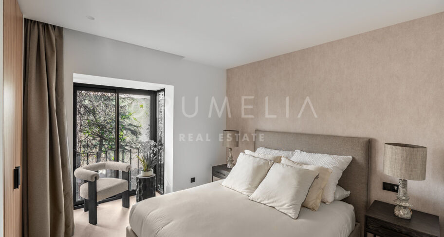 W pełni odnowiony, dwupoziomowy penthouse z trzema sypialniami i solarium w Aloha Gardens, Nueva Andalucía