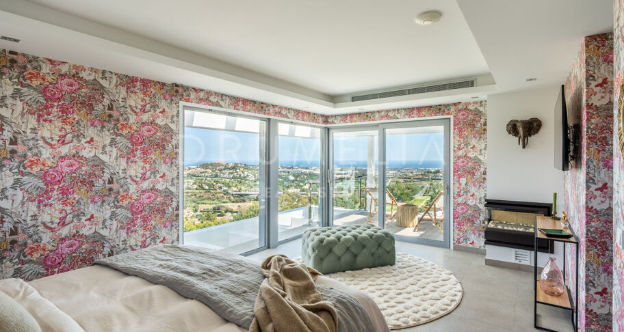 Casa Cielo - Magnificent modern villa with panoramic sea, mountain and golf views in El Herrojo, Benahavís