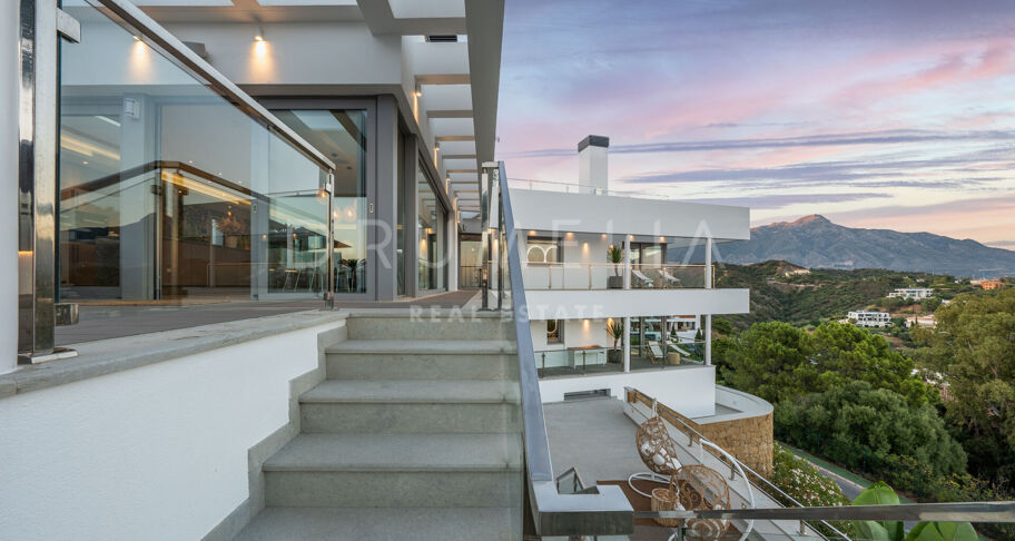 Casa Cielo - Magnificent modern villa with panoramic sea, mountain and golf views in El Herrojo, Benahavís