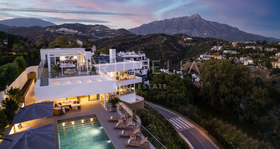 Casa Cielo - Magnificent modern villa with panoramic sea, mountain and golf views in El Herrojo, Benahavís
