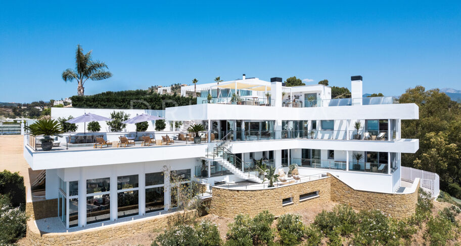 Casa Cielo - Magnificent modern villa with panoramic sea, mountain and golf views in El Herrojo, Benahavís