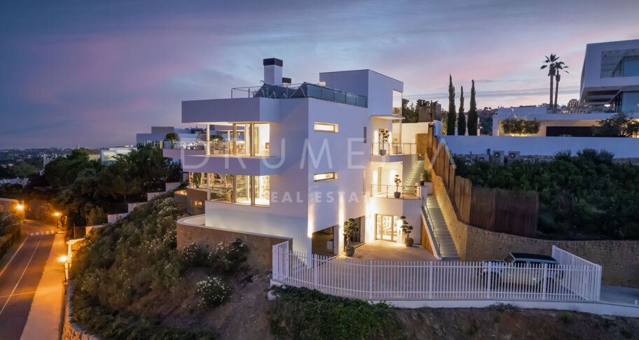 Casa Cielo - Magnificent modern villa with panoramic sea, mountain and golf views in El Herrojo, Benahavís