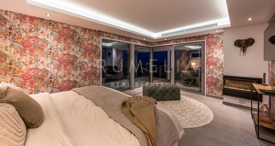 Casa Cielo - Magnificent modern villa with panoramic sea, mountain and golf views in El Herrojo, Benahavís