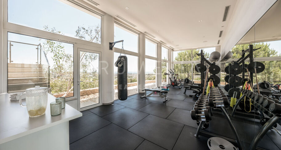 Casa Cielo - Magnificent modern villa with panoramic sea, mountain and golf views in El Herrojo, Benahavís