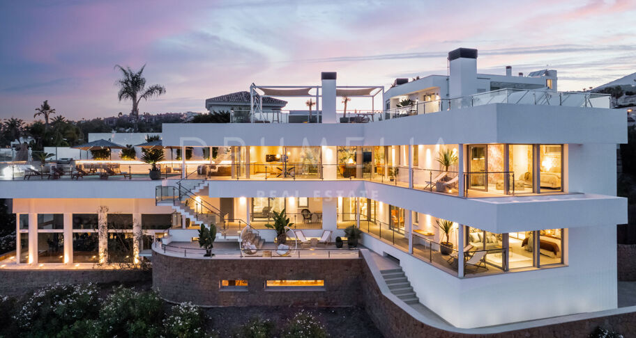 Casa Cielo - Magnificent modern villa with panoramic sea, mountain and golf views in El Herrojo, Benahavís