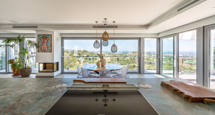 Casa Cielo - Magnificent modern villa with panoramic sea, mountain and golf views in El Herrojo, Benahavís