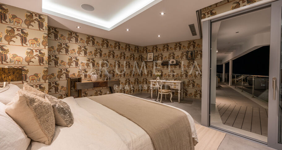 Casa Cielo - Magnificent modern villa with panoramic sea, mountain and golf views in El Herrojo, Benahavís