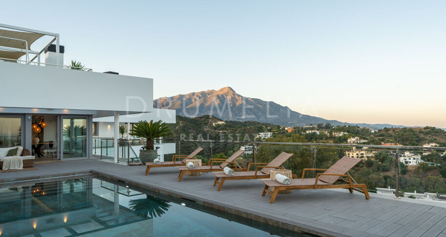 Casa Cielo - Magnificent modern villa with panoramic sea, mountain and golf views in El Herrojo, Benahavís
