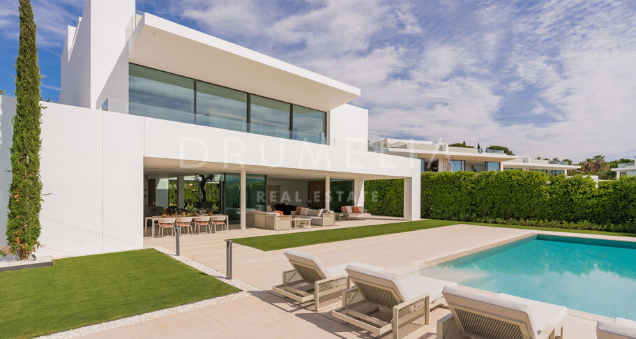 Villa moderna contemporánea de alto standing a estrenar con vistas al mar y a la montaña en la Milla de Oro de Marbella