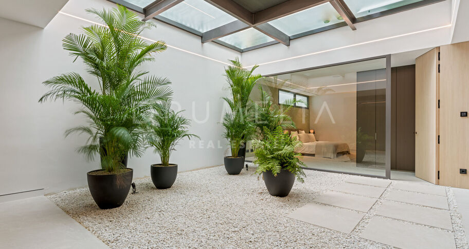 Villa moderna contemporánea de alto standing a estrenar con vistas al mar y a la montaña en la Milla de Oro de Marbella
