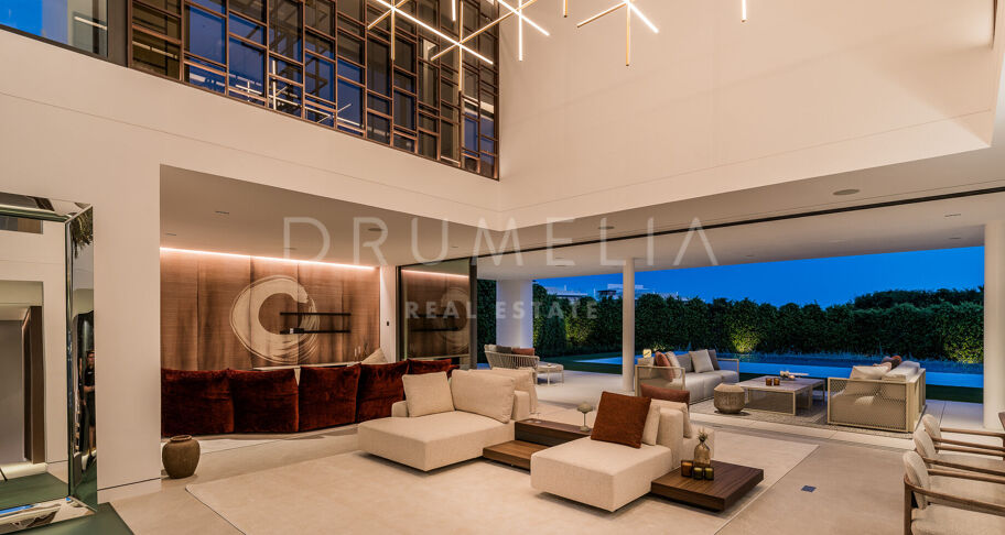 Villa moderna contemporánea de alto standing a estrenar con vistas al mar y a la montaña en la Milla de Oro de Marbella