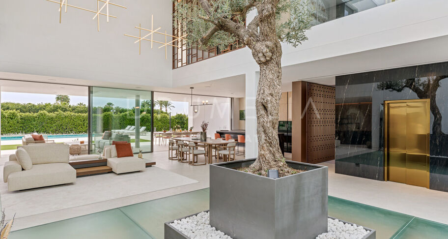 Villa moderna contemporánea de alto standing a estrenar con vistas al mar y a la montaña en la Milla de Oro de Marbella