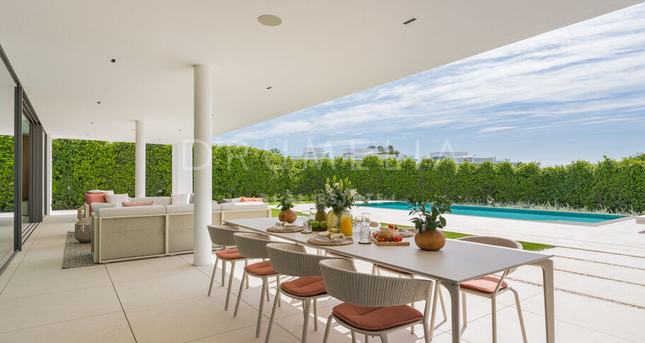 Villa moderna contemporánea de alto standing a estrenar con vistas al mar y a la montaña en la Milla de Oro de Marbella