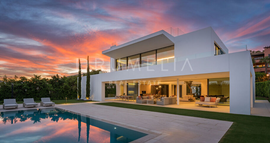 Villa moderna contemporánea de alto standing a estrenar con vistas al mar y a la montaña en la Milla de Oro de Marbella