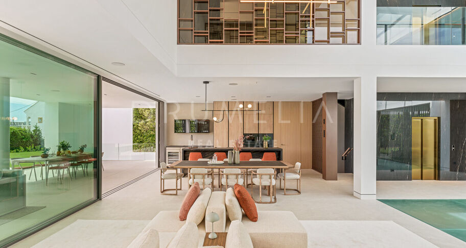 Villa moderna contemporánea de alto standing a estrenar con vistas al mar y a la montaña en la Milla de Oro de Marbella