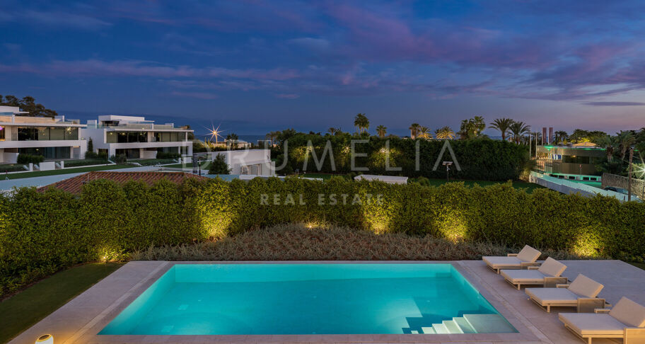 Villa moderna contemporánea de alto standing a estrenar con vistas al mar y a la montaña en la Milla de Oro de Marbella