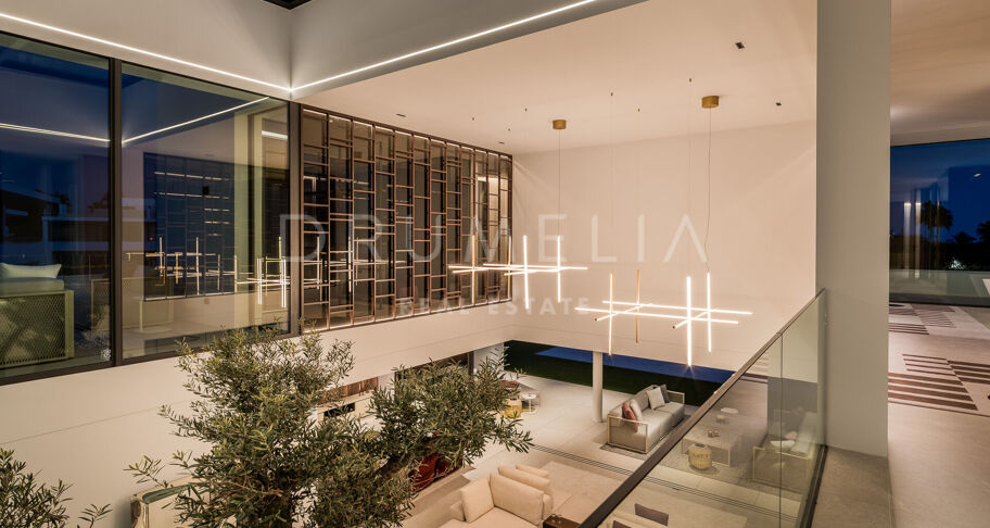 Villa moderna contemporánea de alto standing a estrenar con vistas al mar y a la montaña en la Milla de Oro de Marbella
