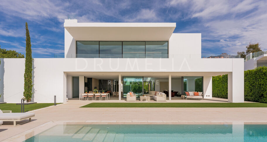 Villa moderna contemporánea de alto standing a estrenar con vistas al mar y a la montaña en la Milla de Oro de Marbella