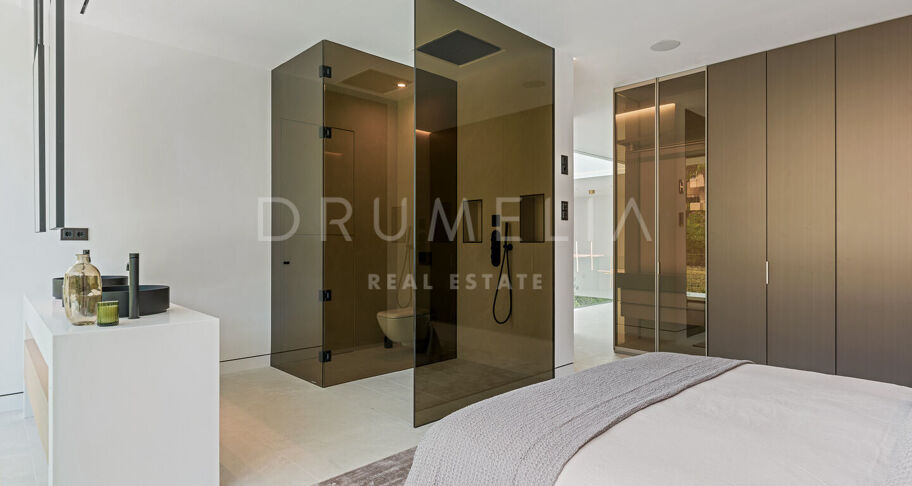 Villa moderna contemporánea de alto standing a estrenar con vistas al mar y a la montaña en la Milla de Oro de Marbella
