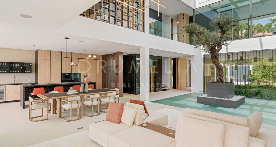 Villa moderna contemporánea de alto standing a estrenar con vistas al mar y a la montaña en la Milla de Oro de Marbella