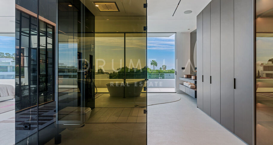 Villa moderna contemporánea de alto standing a estrenar con vistas al mar y a la montaña en la Milla de Oro de Marbella