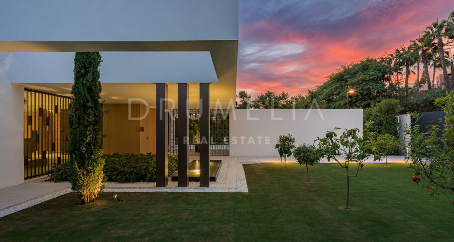 Villa moderna contemporánea de alto standing a estrenar con vistas al mar y a la montaña en la Milla de Oro de Marbella
