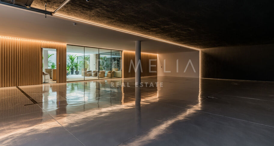 Villa moderna contemporánea de alto standing a estrenar con vistas al mar y a la montaña en la Milla de Oro de Marbella